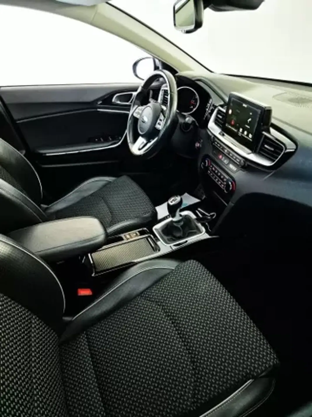 Kia Ceed 2019 - 15750 EUR, 145000 km - AUTO.MOTO.pt - 145000km - foto 7 de 12