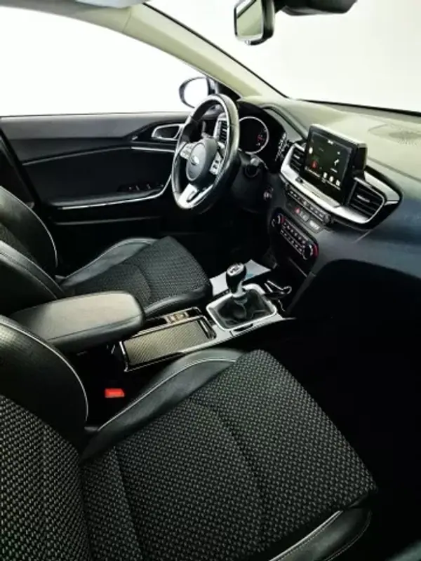 Kia Ceed 2019 - 15750 EUR, 145000 km - AUTO.MOTO.pt - 145000km - foto 7 de 12