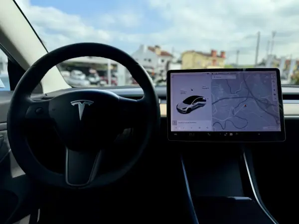 Tesla Model 3 2020 - 27950 EUR, 97000 km - AUTO.MOTO.pt - 97000km - foto 18 de 26