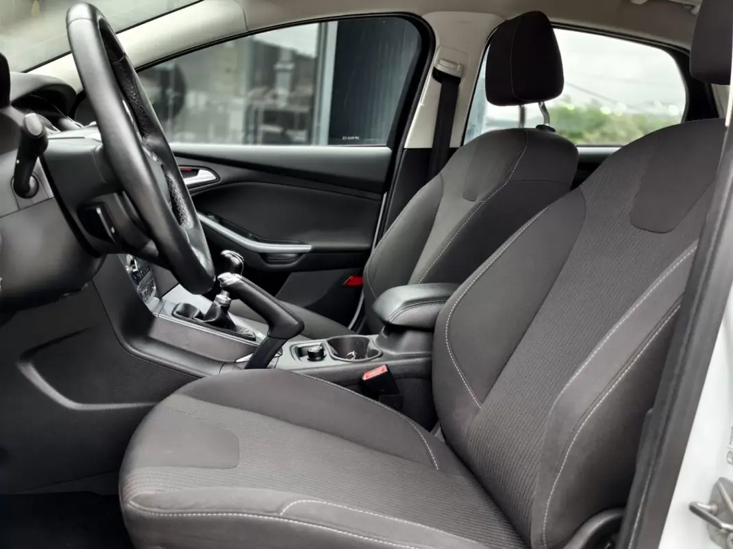 Ford Focus 2015 - 9250 EUR, 134990 km - AUTO.MOTO.pt - 134990km - foto 17 de 18