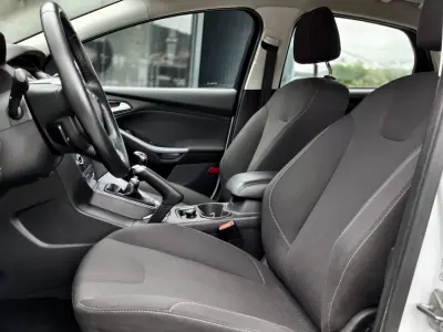 Ford Focus 2015 - 9250 EUR, 134990 km - AUTO.MOTO.pt - 134990km - foto 17 de 18