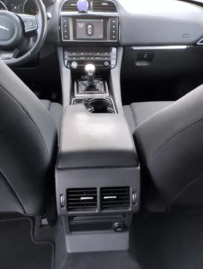 Jaguar F-Pace 2017 - 24900 EUR, 180000 km - AUTO.MOTO.pt - 180000km - foto 20 de 30