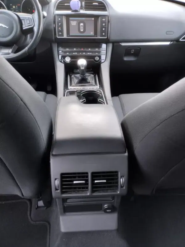 Jaguar F-Pace 2017 - 24900 EUR, 180000 km - AUTO.MOTO.pt - 180000km - foto 20 de 30