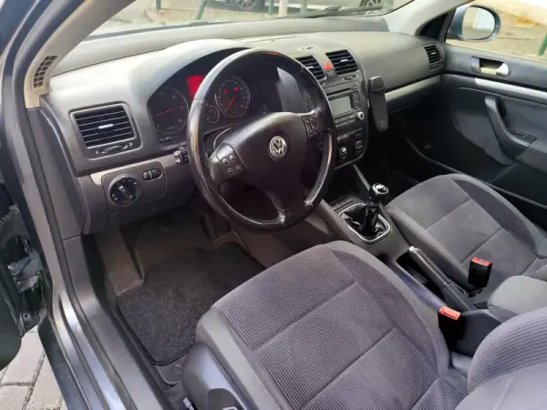 Volkswagen Jetta 2006 - 6500 EUR, 192000 km - AUTO.MOTO.pt - 192000km - foto 16 de 25