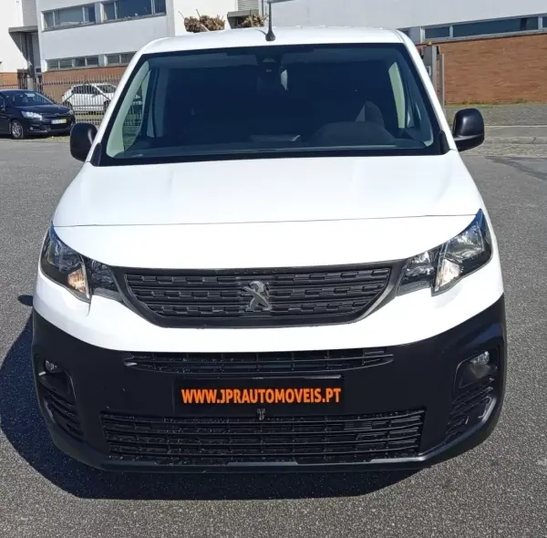 Peugeot Partner 2019 - 12990 EUR, 91000 km - AUTO.MOTO.pt - 91000km - foto 2 de 16