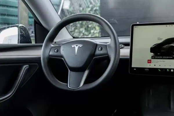 Tesla Model Y 2023 - 36990 EUR, 86000 km - AUTO.MOTO.pt - 86000km - foto 30 de 33