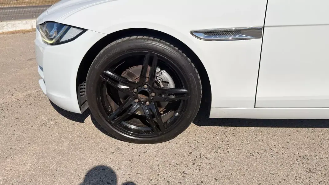 Jaguar XE 2016 - 15500 EUR, 206953 km - 206953km - foto 4 de 17