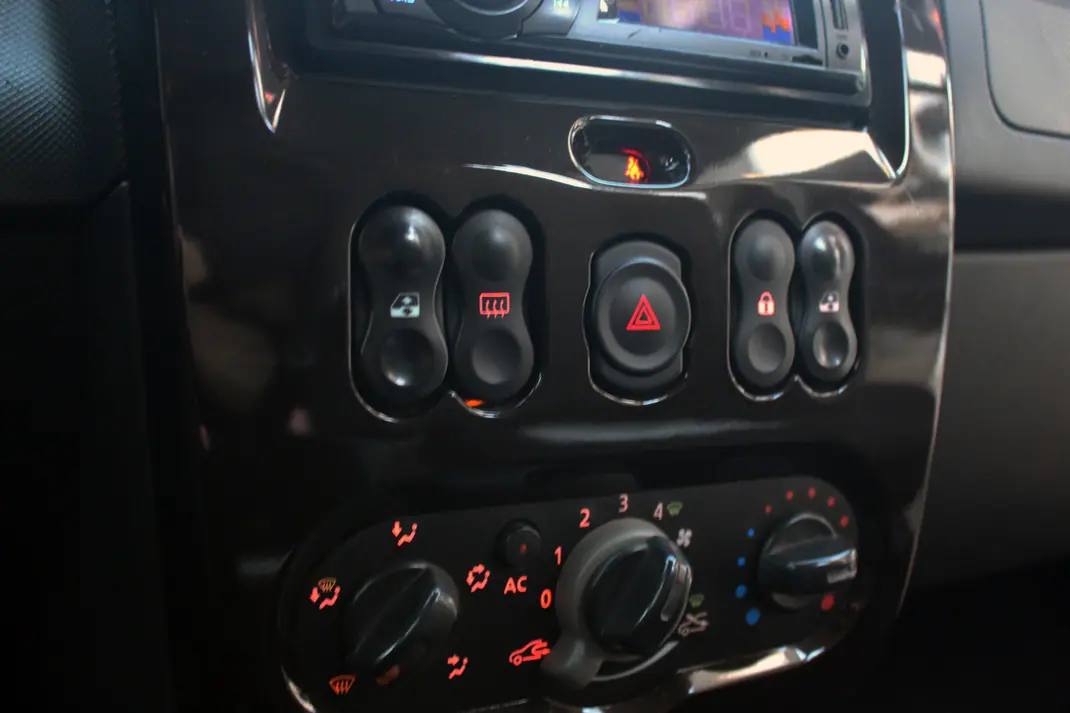 Dacia Duster 2010 - 6250 EUR, 155000 km - AUTO.MOTO.pt - 155000km - foto 12 de 24