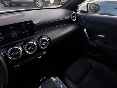 Mercedes-Benz A 180 Limousine 2019 - 23990 EUR, 176827 km - AUTO.MOTO.pt - 176827km - foto 15 de 19