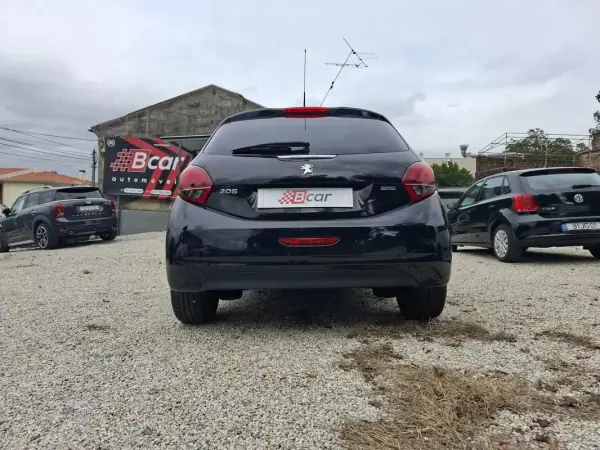 Peugeot 208 2017 - 8900 EUR, 191000 km - AUTO.MOTO.pt - 191000km - foto 9 de 36