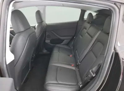 Tesla Model Y 2023 - 35900 EUR, 29800 km - AUTO.MOTO.pt - 29800km - foto 6 de 12