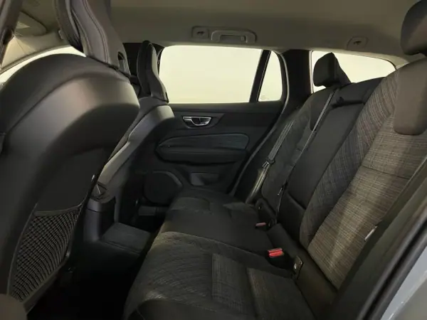 Volvo V60 2025 - 43500 EUR, 1900 km - AUTO.MOTO.pt - 1900km - foto 13 de 35