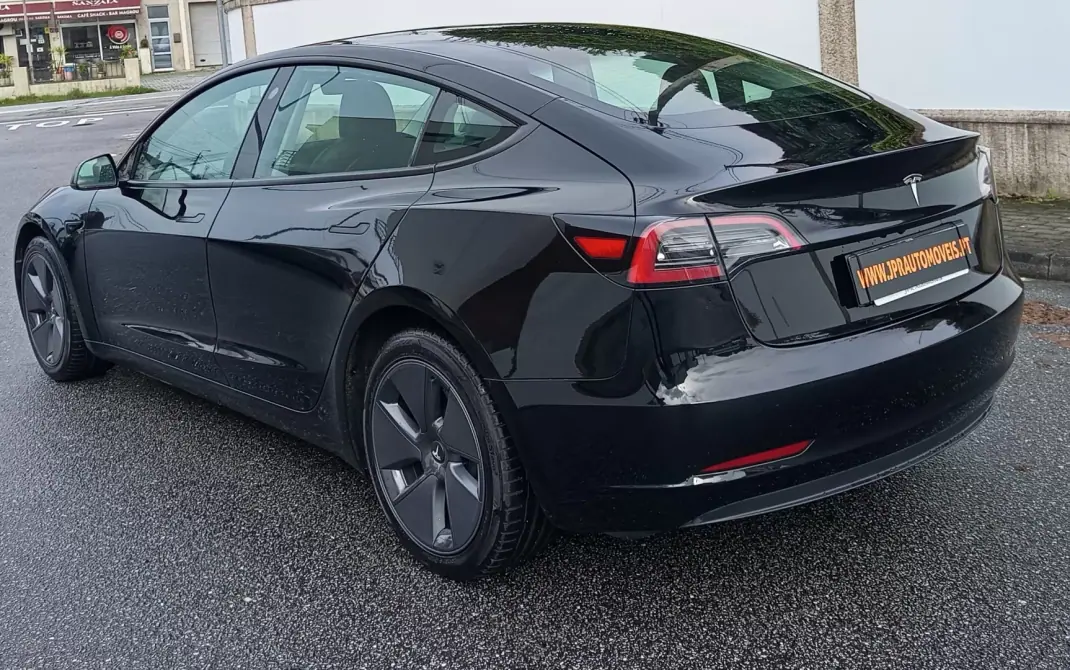 Tesla Model 3 2022 - 25990 EUR, 105900 km - AUTO.MOTO.pt - 105900km - foto 4 de 16