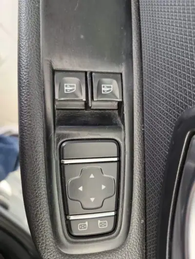 Renault Clio Sport Tourer 2018 - 11250 EUR, 87756 km - AUTO.MOTO.pt - 87756km - foto 29 de 30