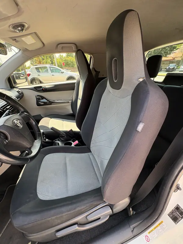Toyota iQ 2013 - 8000 EUR, 134866 km - AUTO.MOTO.pt - 134866km - foto 8 de 15