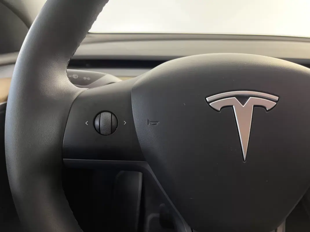 Tesla Model Y 2023 - 39500 EUR, 48000 km - 48000km - foto 37 de 43