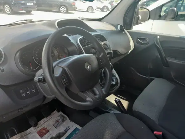 Renault 1.5 dCi Confort S/S 2018 - 10900 EUR, 173000 km - AUTO.MOTO.pt - 173000km - foto 10 de 16
