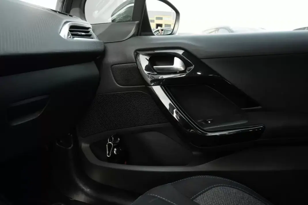 Peugeot 2008 2019 - 12999 EUR, 105150 km - AUTO.MOTO.pt - 105150km - foto 18 de 25