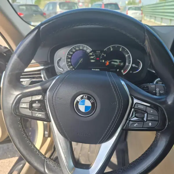 BMW 520 Gran Turismo 2018 - 24900 EUR, 178000 km - AUTO.MOTO.pt - 178000km - foto 8 de 12