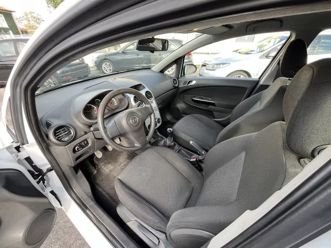 Opel Corsa 2011 - 6450 EUR, 117000 km - AUTO.MOTO.pt - 117000km - foto 22 de 50