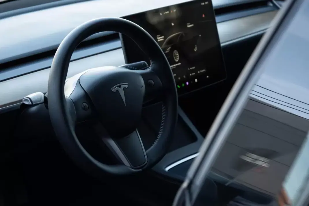 Tesla Model 3 2023 - 32900 EUR, 77000 km - AUTO.MOTO.pt - 77000km - foto 26 de 26