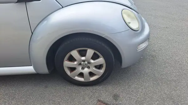 Volkswagen New Beetle Cabriolet 2004 - 9500 EUR, 127830 km - AUTO.MOTO.pt - 127830km - foto 19 de 48