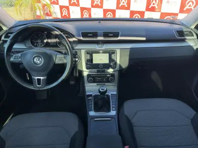 Volkswagen Passat Variant 2011 - 7990 EUR, 236645 km - AUTO.MOTO.pt - 236645km - foto 10 de 24