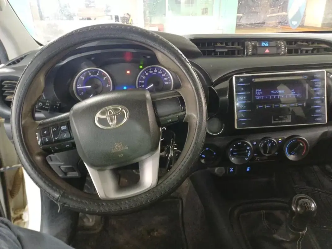 Toyota HILUX 2.4 D-4D 4WD CE 3 L CH 2020 - 23900 EUR, 213539 km - AUTO.MOTO.pt - 213539km - foto 3 de 6