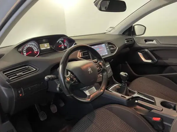 Peugeot 308 2019 - 11250 EUR, 107000 km - AUTO.MOTO.pt - 107000km - foto 11 de 27