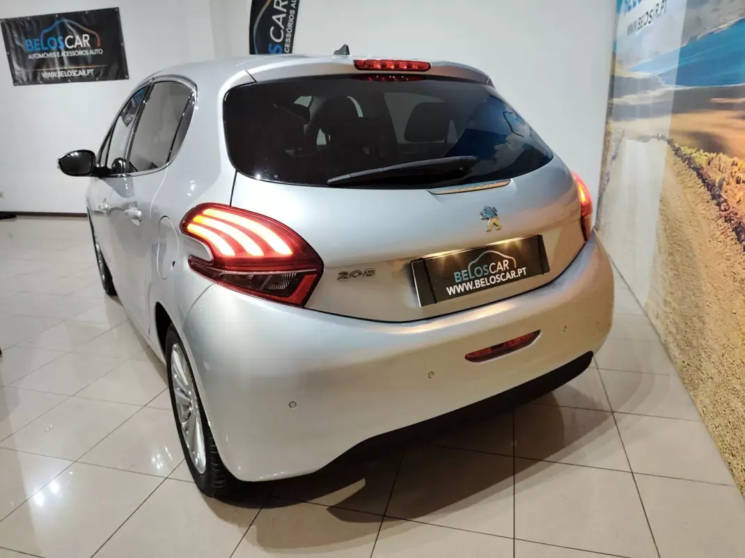 Peugeot 208 2018 - 9750 EUR, 81000 km - AUTO.MOTO.pt - 81000km - foto 6 de 26