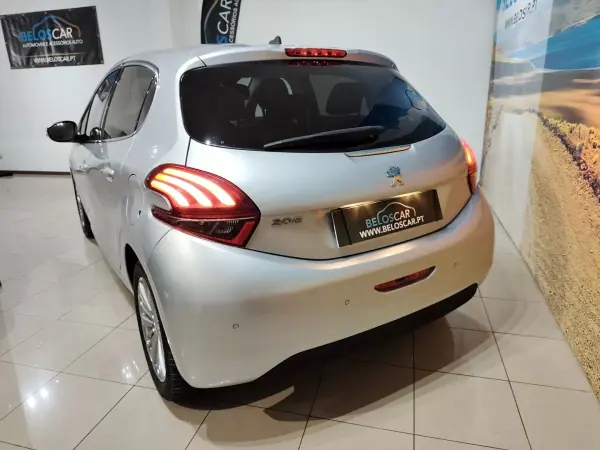 Peugeot 208 2018 - 9750 EUR, 81000 km - AUTO.MOTO.pt - 81000km - foto 6 de 26