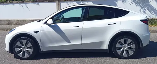Tesla Model Y 2022 - 35750 EUR, 78615 km - AUTO.MOTO.pt - 78615km - foto 4 de 21