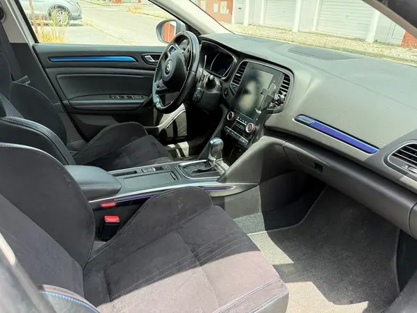 Renault Mégane 2018 - 12500 EUR, 232000 km - AUTO.MOTO.pt - 232000km - foto 11 de 15