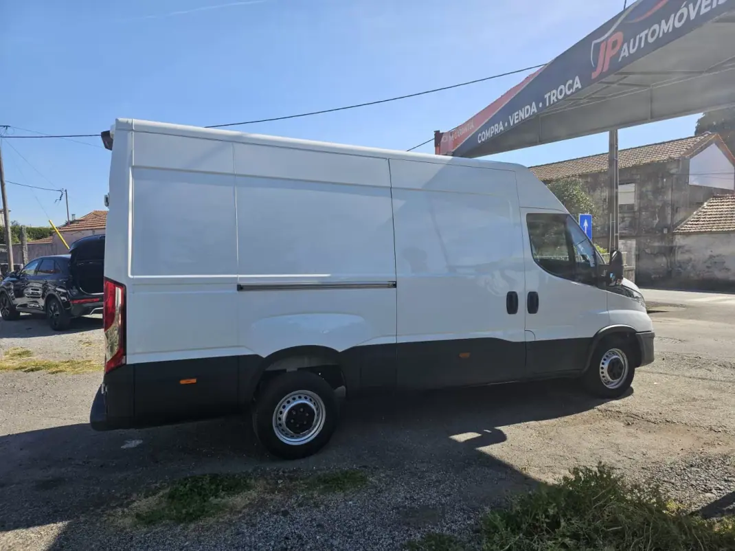 Iveco Daily 35 S14 2.3 D PLATAFORMA 2023 - 24750 EUR, 45000 km - AUTO.MOTO.pt - 45000km - foto 6 de 12
