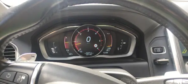 Volvo XC 60 2014 - 16000 EUR, 180000 km - AUTO.MOTO.pt - 180000km - foto 8 de 12