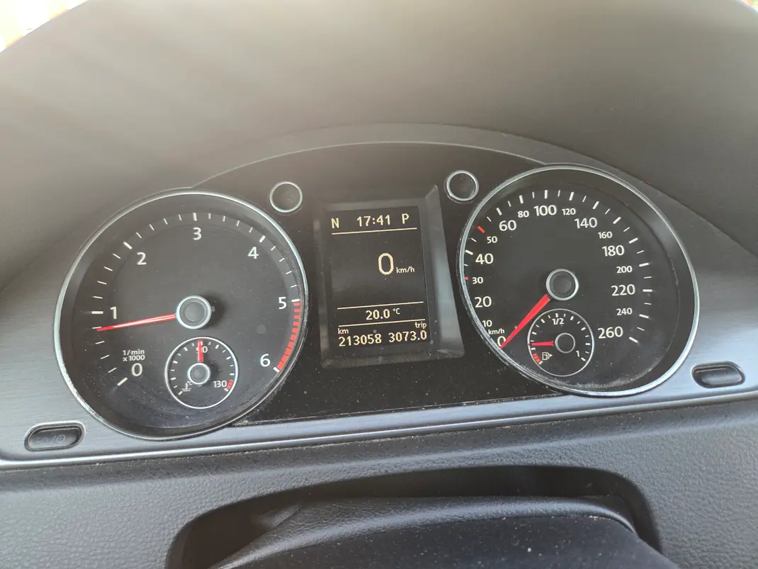 Volkswagen Passat Variant 2012 - 11000 EUR, 210000 km - AUTO.MOTO.pt - 210000km - foto 9 de 9