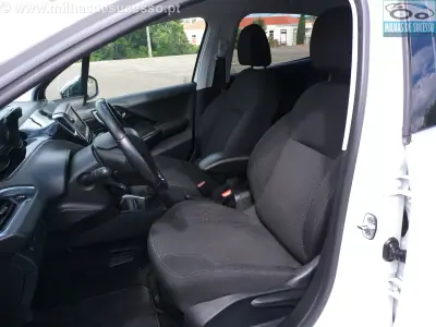 Peugeot 208 2019 - 12250 EUR, 136000 km - AUTO.MOTO.pt - 136000km - foto 18 de 23