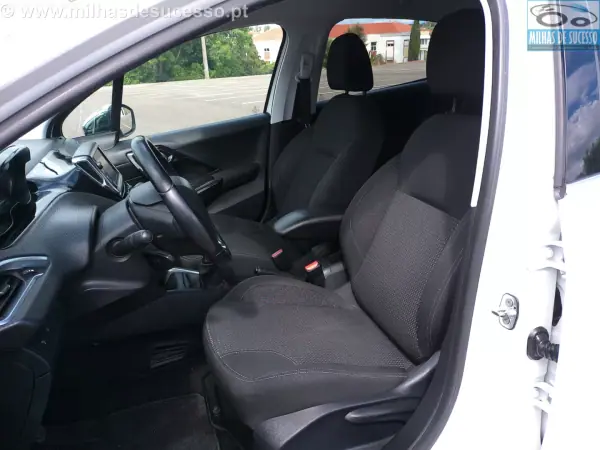 Peugeot 208 2019 - 12250 EUR, 136000 km - AUTO.MOTO.pt - 136000km - foto 18 de 23