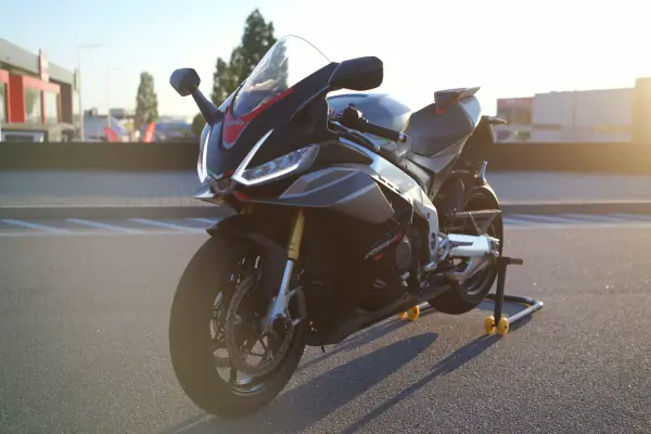 Aprilia RSV 1000 R 2023 - 18750 EUR, 12000 km - AUTO.MOTO.pt - 12000km - foto 14 de 20