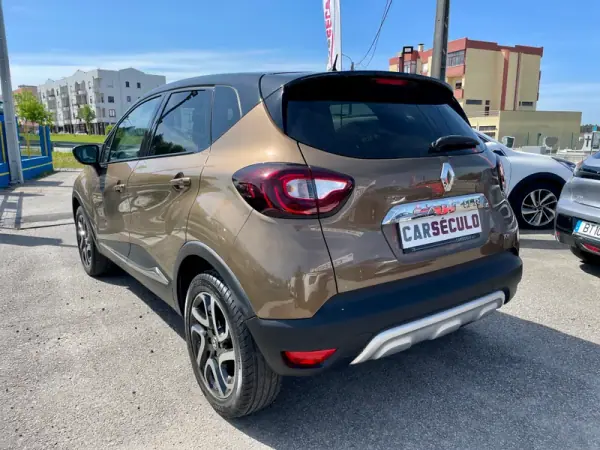 Renault Captur 2017 - 12950 EUR, 85620 km - AUTO.MOTO.pt - 85620km - foto 5 de 27