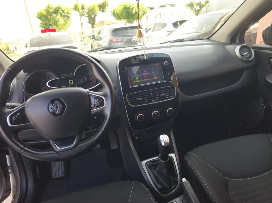 Renault Clio 2018 - 11990 EUR, 94000 km - AUTO.MOTO.pt - 94000km - foto 9 de 14
