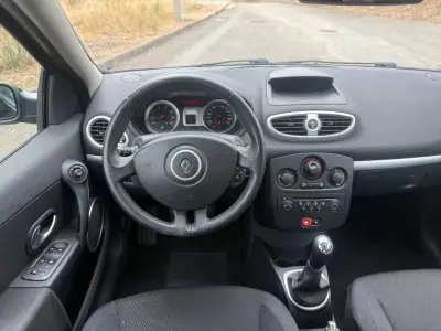 Renault Clio 2006 - 4500 EUR, 148000 km - AUTO.MOTO.pt - 148000km - foto 20 de 27