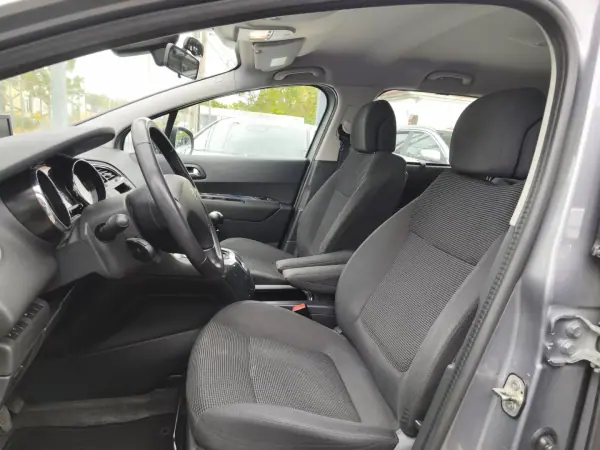 Peugeot 5008 2014 - 10900 EUR, 190000 km - AUTO.MOTO.pt - 190000km - foto 8 de 13