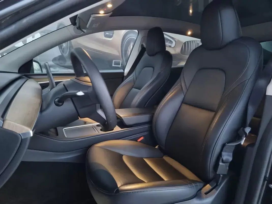 Tesla Model Y 2023 - 31990 EUR, 65000 km - AUTO.MOTO.pt - 65000km - foto 4 de 8