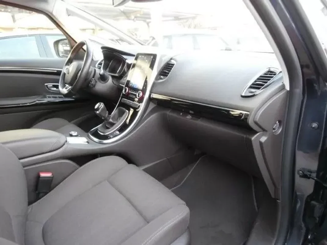 Renault Espace 2018 - 22600 EUR, 151275 km - AUTO.MOTO.pt - 151275km - foto 30 de 34