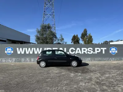 Renault Clio 2006 - 3500 EUR, 238000 km - AUTO.MOTO.pt - 238000km - foto 2 de 12
