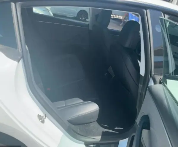 Tesla Model 3 2023 - 34900 EUR, 55778 km - AUTO.MOTO.pt - 55778km - foto 4 de 8