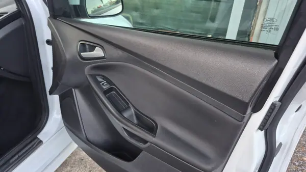 Ford Focus 2017 - 9995 EUR, 127234 km - AUTO.MOTO.pt - 127234km - foto 12 de 15