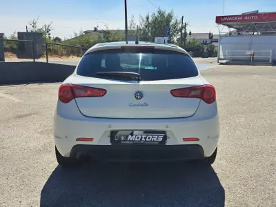 Alfa Romeo Giulietta 2012 - 8900 EUR, 195000 km - AUTO.MOTO.pt - 195000km - foto 8 de 40