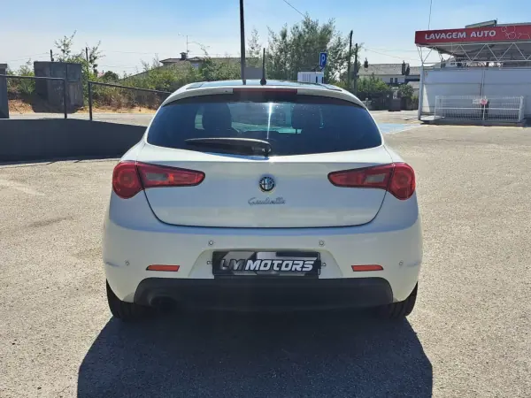 Alfa Romeo Giulietta 2012 - 8900 EUR, 195000 km - AUTO.MOTO.pt - 195000km - foto 8 de 40